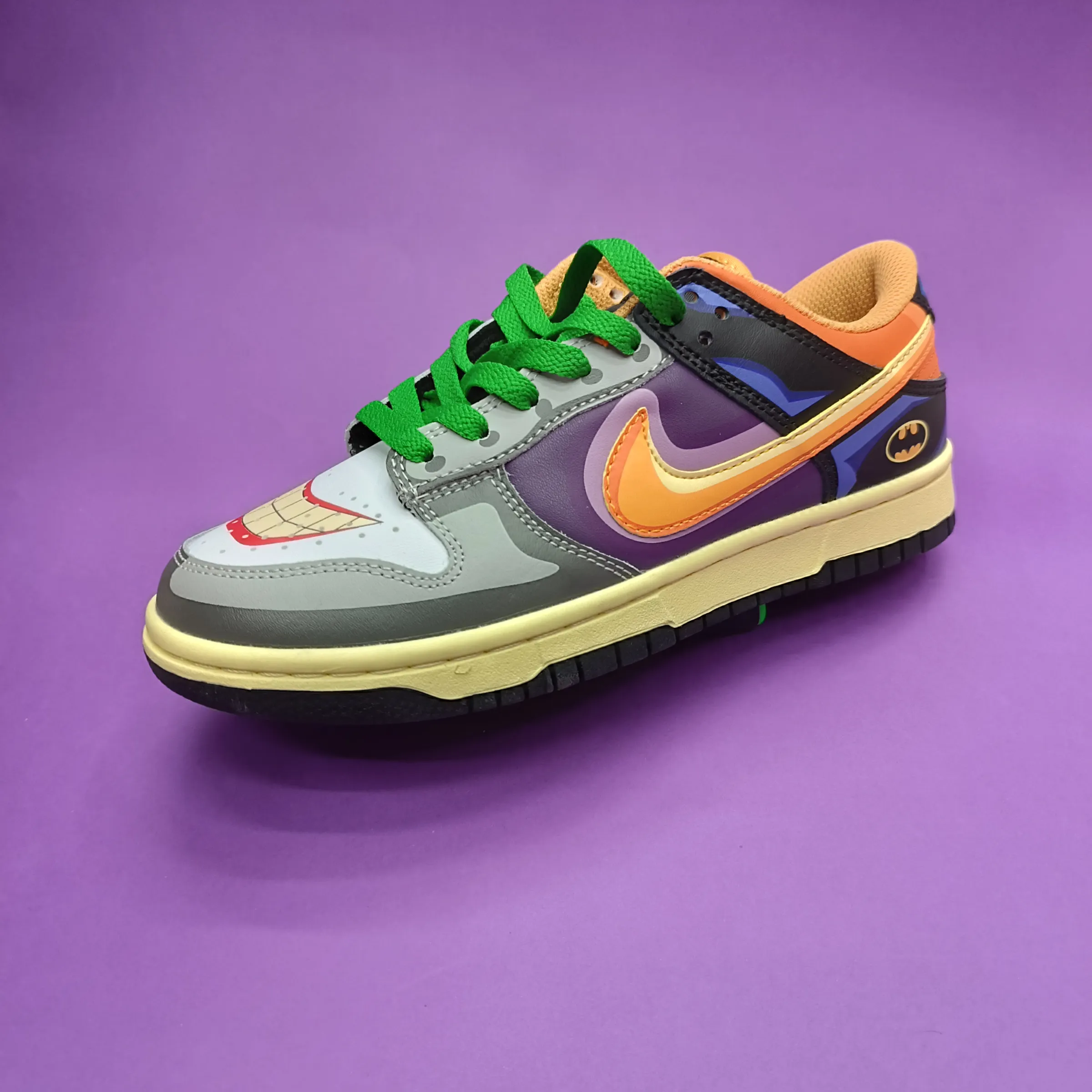 sb-dunk-joker-vs-batman کتونی نایکی اس بی دانک مدل جوکر مقابل بتمن با ترکیب رنگهای بنفش، سبز و مشکی