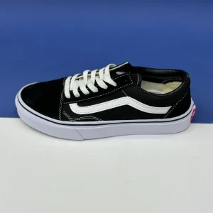 کتونی ونس اُلد اسکول مشکی و سفید با طراحی کلاسیک و محبوب