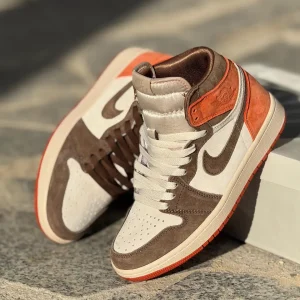 تصویر کتونی جردن 1 داستد کلی با طراحی منحصر به فرد و رنگ‌های خاکی و قرمز مایل به قهوه‌ای