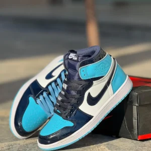 کتونی جردن ۱ یو ان سی پتنت با رویه چرم براق آبی و زیره سفید