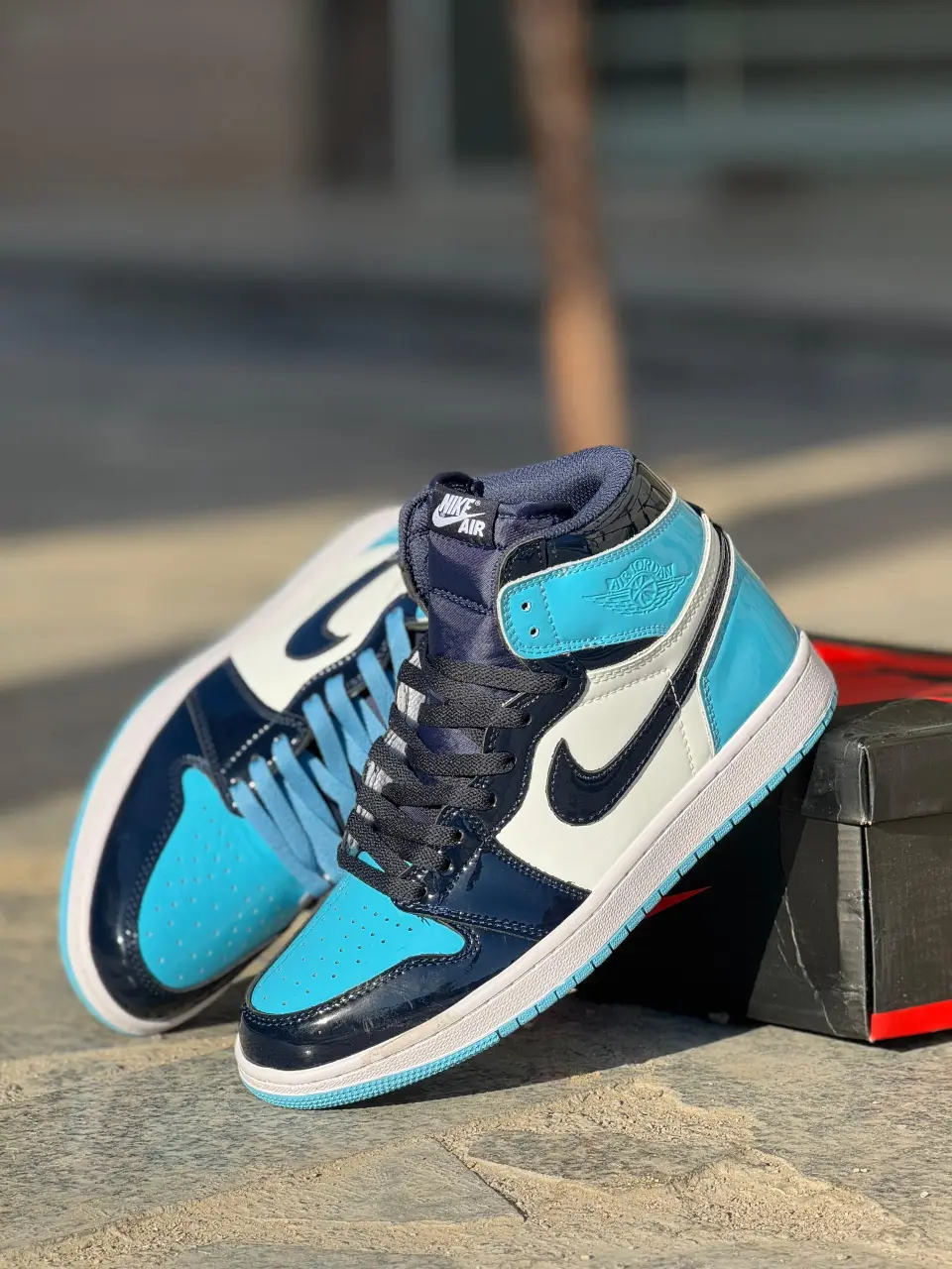 Aj1-high-UNC-patent کتونی جردن ۱ یو ان سی پتنت با رویه چرم براق آبی و زیره سفید