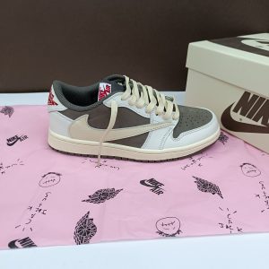 تصویر کتونی ایر جردن 1 ترویس اسکات ریورس موکا با رنگ‌بندی قهوه‌ای و سفید و لوگوی معکوس نایک