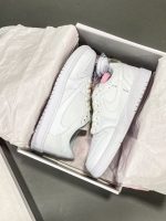 تصویر کتونی جردن 1 ترویس اسکات وایت پارتی با طراحی سفید و جزئیات منحصر به فرد