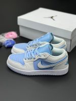 کتونی نایک جردن 1 آبی یخی با طراحی خاص و رنگهای آبی و سفید، مناسب برای استایل خیابانی و کژوال