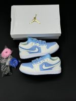 کتونی نایک جردن 1 آبی یخی با طراحی خاص و رنگهای آبی و سفید، مناسب برای استایل خیابانی و کژوال