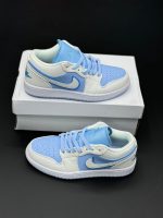 کتونی نایک جردن 1 آبی یخی با طراحی خاص و رنگهای آبی و سفید، مناسب برای استایل خیابانی و کژوال