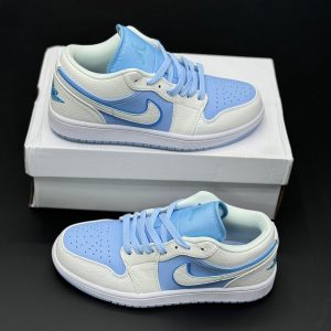 کتونی نایک جردن 1 آبی یخی با طراحی خاص و رنگ‌های آبی و سفید، مناسب برای استایل خیابانی و کژوال