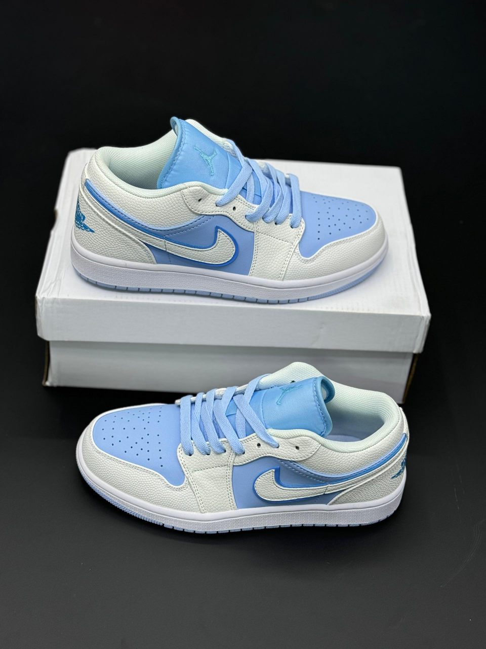 aj1-low-ice-blue (3) کتونی نایک جردن 1 آبی یخی با طراحی خاص و رنگهای آبی و سفید، مناسب برای استایل خیابانی و کژوال