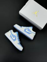 کتونی نایک جردن 1 آبی یخی با طراحی خاص و رنگهای آبی و سفید، مناسب برای استایل خیابانی و کژوال