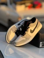 کتونی جردن 1 لایت اسموک گری با رنگ خاکستری روشن و سفید، نمای کناری