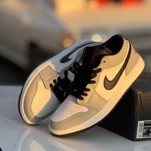 کتونی جردن 1 لایت اسموک گری با رنگ خاکستری روشن و سفید، نمای کناری