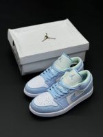 تصویر کتونی جردن 1 یونیورستی بلو با ترکیب رنگ آبی دانشگاهی و سفید