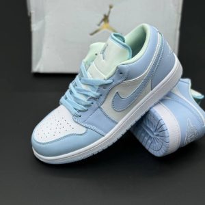 تصویر کتونی جردن 1 یونیورستی بلو با ترکیب رنگ آبی دانشگاهی و سفید