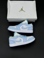 تصویر کتونی جردن 1 یونیورستی بلو با ترکیب رنگ آبی دانشگاهی و سفید