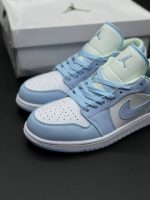 تصویر کتونی جردن 1 یونیورستی بلو با ترکیب رنگ آبی دانشگاهی و سفید