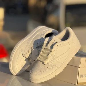 تصویر کتونی جردن 1 ترویس اسکات وایت پارتی با طراحی سفید و جزئیات منحصر به فرد