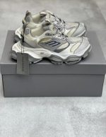 کتونی بالنسیاگا کارگو خاکستری در طراحی لوکس و مدرن برای استایل خیابانی