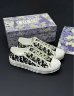 تصویر کتونی دیور سفید سورمه‌ ای با طراحی کلاسیک و جزئیات لوکس در ترکیب رنگ سفید و سورمه‌ای