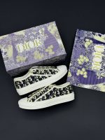 تصویر کتونی دیور سفید سورمه‌ ای با طراحی کلاسیک و جزئیات لوکس در ترکیب رنگ سفید و سورمه‌ای