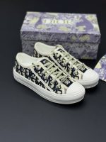 تصویر کتونی دیور سفید سورمه‌ ای با طراحی کلاسیک و جزئیات لوکس در ترکیب رنگ سفید و سورمه‌ای