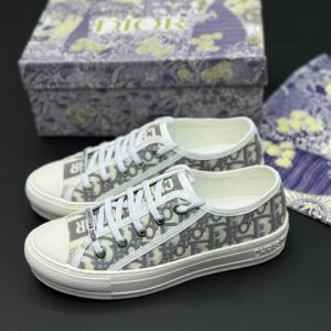 تصویر کتونی دیور سفید طوسی با طراحی کلاسیک و جزئیات لوکس در ترکیب رنگ سفید و سورمه‌ای