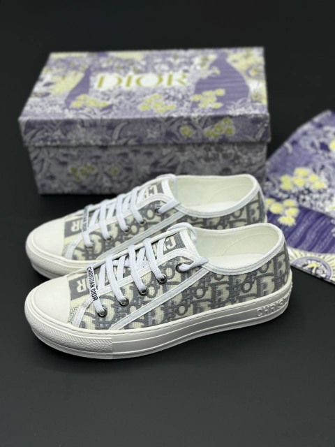 dior-low-B23 (6) تصویر کتونی دیور سفید طوسی با طراحی کلاسیک و جزئیات لوکس در ترکیب رنگ سفید و سورمهای
