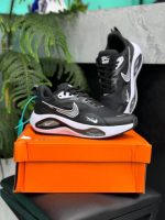 کتونی نایکی ایر زوم وینفلو V2 با رویه مشبک و فناوری ایر زوم، مناسب برای دوندگان و تمرینات ورزشی