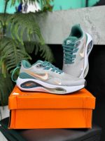 کتونی نایکی ایر زوم وینفلو V2 با رویه مشبک و فناوری ایر زوم، مناسب برای دوندگان و تمرینات ورزشی