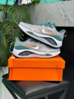 کتونی نایکی ایر زوم وینفلو V2 با رویه مشبک و فناوری ایر زوم، مناسب برای دوندگان و تمرینات ورزشی