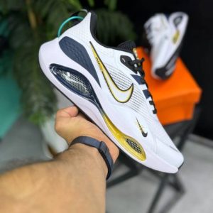 کتونی نایکی ایر زوم وینفلو V2 با رویه مشبک و فناوری ایر زوم، مناسب برای دوندگان و تمرینات ورزشی