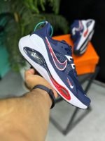 کتونی نایکی ایر زوم وینفلو V2 با رویه مشبک و فناوری ایر زوم، مناسب برای دوندگان و تمرینات ورزشی