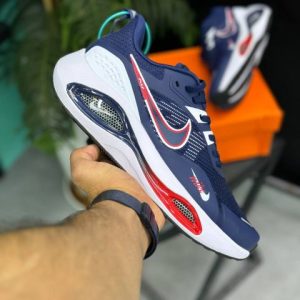 کتونی نایکی ایر زوم وینفلو V2 با رویه مشبک و فناوری ایر زوم، مناسب برای دوندگان و تمرینات ورزشی