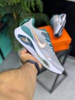 کتونی نایکی ایر زوم وینفلو V2 با رویه مشبک و فناوری ایر زوم، مناسب برای دوندگان و تمرینات ورزشی