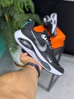 کتونی نایکی ایر زوم وینفلو V2 با رویه مشبک و فناوری ایر زوم، مناسب برای دوندگان و تمرینات ورزشی