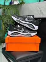 کتونی نایکی ایر زوم وینفلو V2 با رویه مشبک و فناوری ایر زوم، مناسب برای دوندگان و تمرینات ورزشی