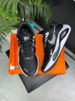 کتونی نایکی ایر زوم وینفلو V2 با رویه مشبک و فناوری ایر زوم، مناسب برای دوندگان و تمرینات ورزشی