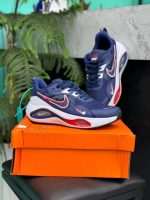 کتونی نایکی ایر زوم وینفلو V2 با رویه مشبک و فناوری ایر زوم، مناسب برای دوندگان و تمرینات ورزشی