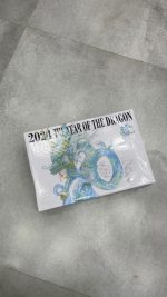 تصویر کتونی نایکی اس بی دراگون با طراحی الهام گرفته از اژدها و جزئیات طلایی و قرمز