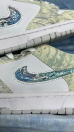 تصویر کتونی نایکی اس بی دراگون با طراحی الهام گرفته از اژدها و جزئیات طلایی و قرمز