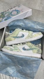 تصویر کتونی نایکی اس بی دراگون با طراحی الهام گرفته از اژدها و جزئیات طلایی و قرمز