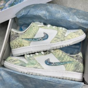 تصویر کتونی نایکی اس بی دراگون با طراحی الهام گرفته از اژدها و جزئیات طلایی و قرمز