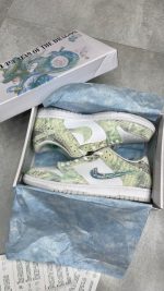 تصویر کتونی نایکی اس بی دراگون با طراحی الهام گرفته از اژدها و جزئیات طلایی و قرمز