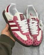 کتونی آدیداس سامبا سفید با طرح قلب قرمز روی آن