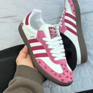 کتونی آدیداس سامبا سفید با طرح قلب قرمز روی آن