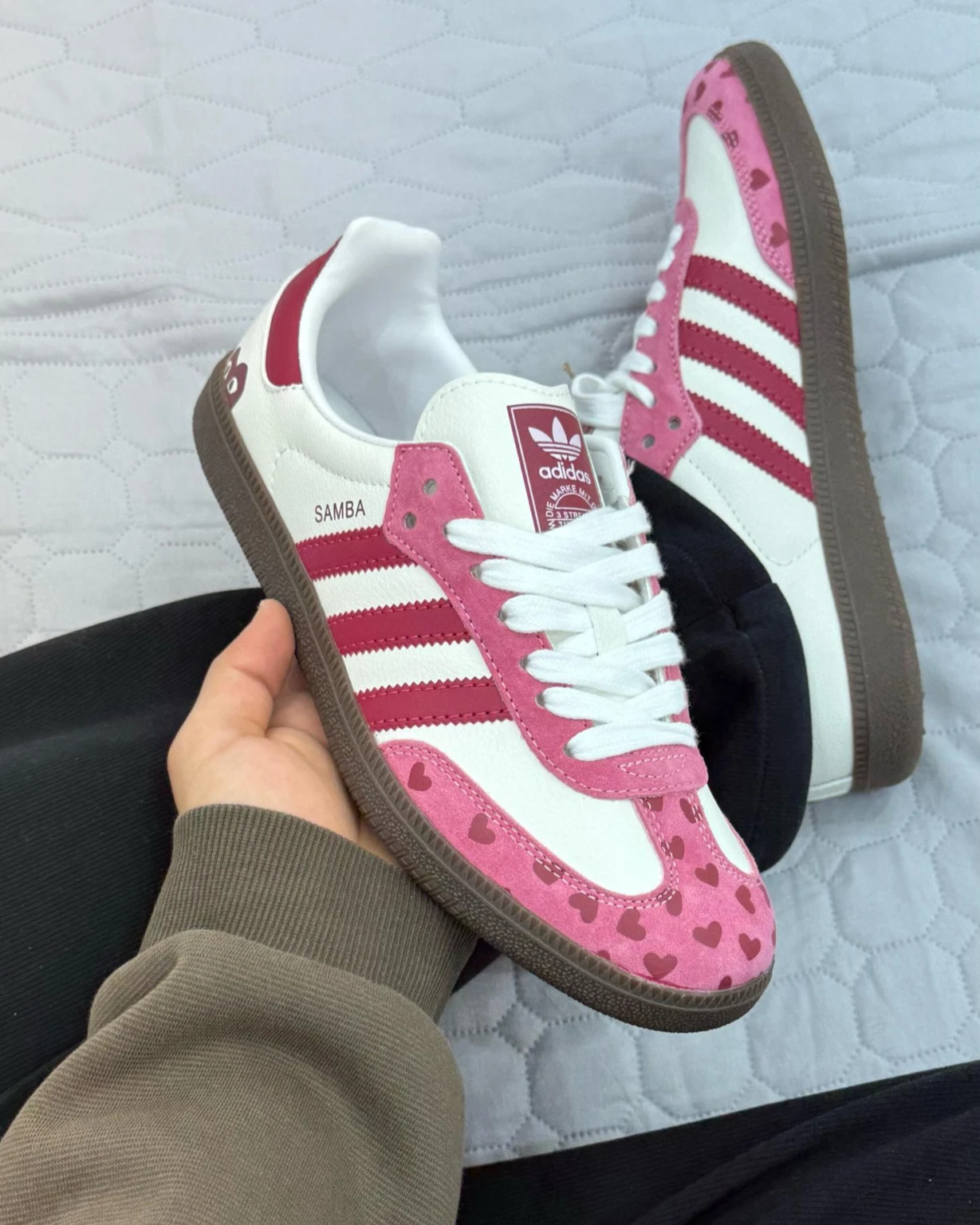 Adidas-samba-love (2) کتونی آدیداس سامبا سفید با طرح قلب قرمز روی آن