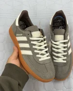 کتونی آدیداس هندبال اسپیزال لایه‌های زمین با رویه جیر و رنگ‌بندی خاکی