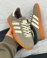 کتونی آدیداس هندبال اسپیزال لایه‌های زمین با رویه جیر و رنگ‌بندی خاکی