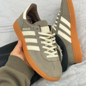 کتونی آدیداس هندبال اسپیزال لایه‌های زمین با رویه جیر و رنگ‌بندی خاکی