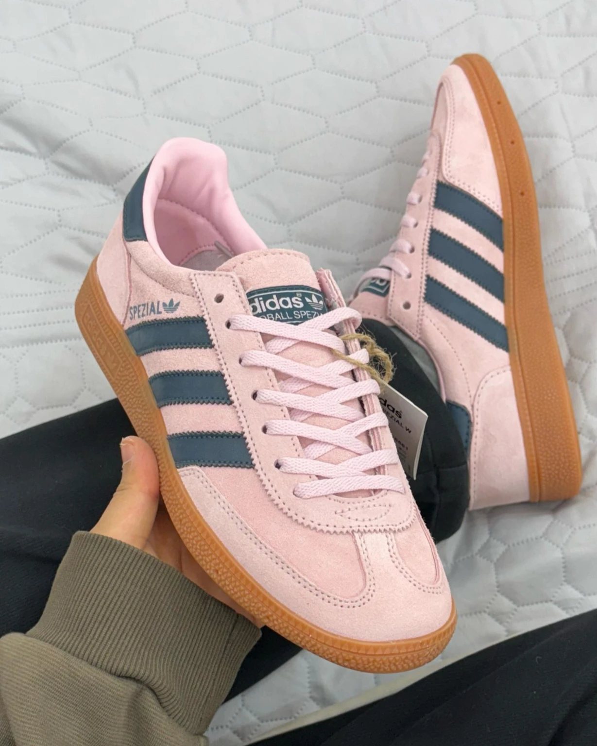 Adidas-samba-spezial (4) کتونی آدیداس سامبا اسپیزال رز با زیره آدامسی و رویه جیر در رنگ صورتی ملایم