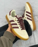 کتونی آدیداس سامبا ولز بانر کرم و سفید با جزئیات قهوه‌ای در پس‌زمینا روشن